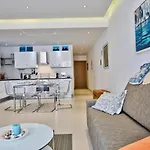 Stunning 2 Bed Meters Away From Appartement *