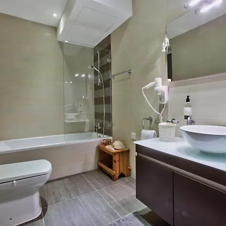 Stunning 2 Bed Meters Away From