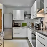 Stunning 2 Bed Meters Away From