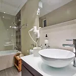 Stunning 2 Bed Meters Away From דירה *
