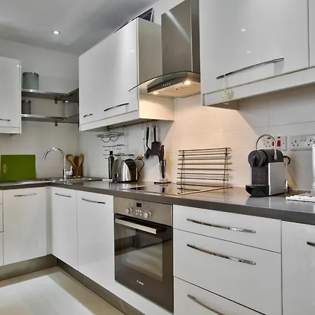 Stunning 2 Bed Meters Away From דירה