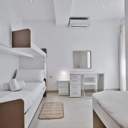 Apartment Stunning 2 Bed Meters Away From