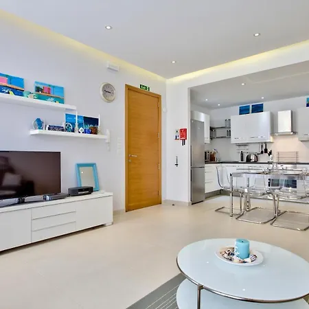 Apartment Stunning 2 Bed Meters Away From