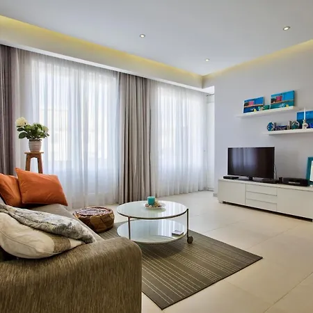 Bright And 2 Bedroom In Apartment