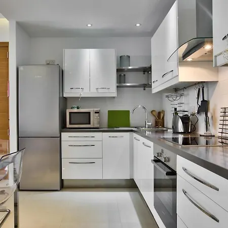Stunning 2 Bed Meters Away From