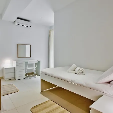 Apartment Stunning 2 Bed Meters Away From