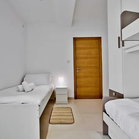 Stunning 2 Bed Meters Away From *