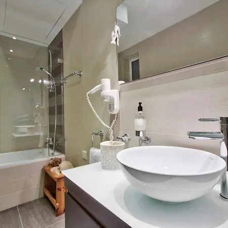 Stunning 2 Bed Meters Away From Apartament *
