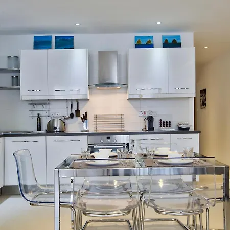 Stunning 2 Bed Meters Away From *