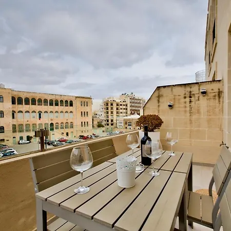 Stunning 2 Bed Meters Away From דירה