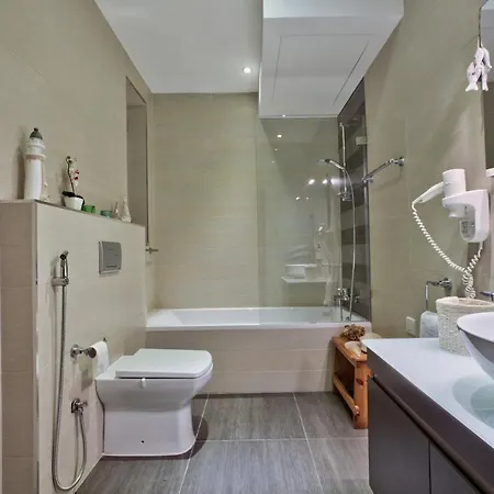 Stunning 2 Bed Meters Away From