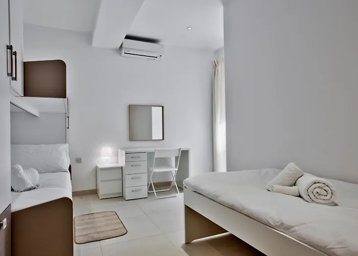 Stunning 2 Bed Meters Away From 슬리에마