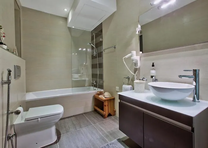 Stunning 2 Bed Meters Away From