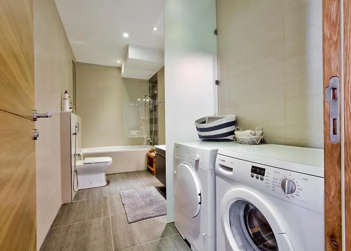 Stunning 2 Bed Meters Away From 아파트 슬리에마