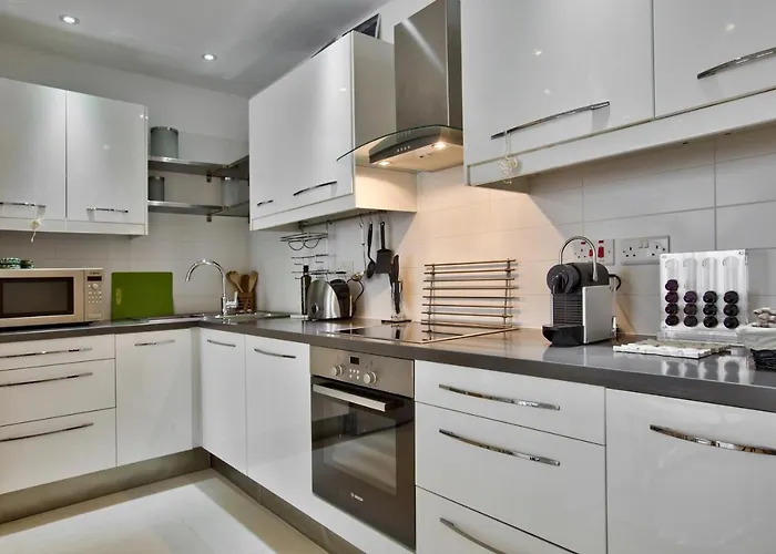 Stunning 2 Bed Meters Away From 아파트