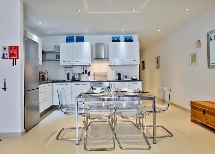 Stunning 2 Bed Meters Away From * 슬리에마