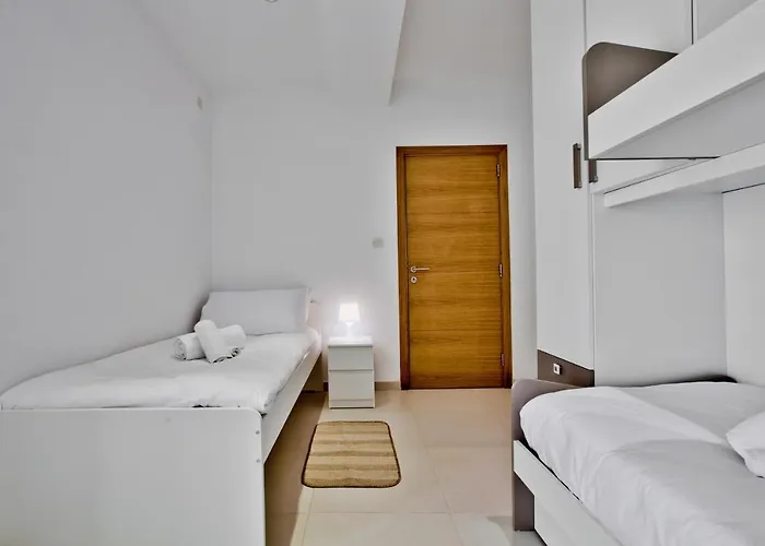 Stunning 2 Bed Meters Away From *