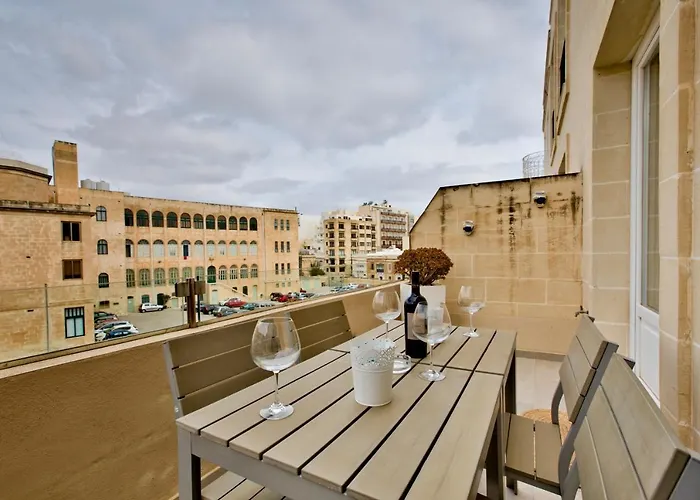 Stunning 2 Bed Meters Away From 아파트