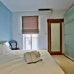 Stunning 2 Bed Meters Away From 公寓