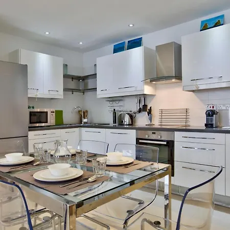 Stunning 2 Bed Meters Away From 公寓 *